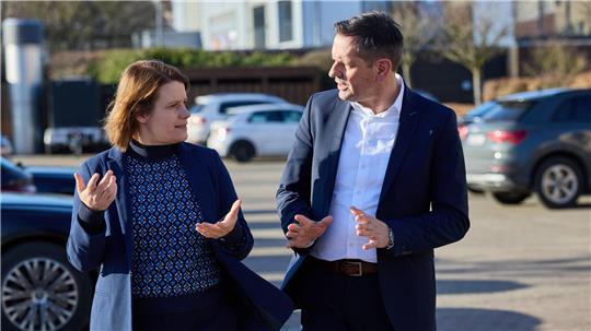 Niedersachsens Regierungschef Olaf Lies tauscht sich vor der Klausur mit seiner Stellvertreterin Julia Willie Hamburg aus.