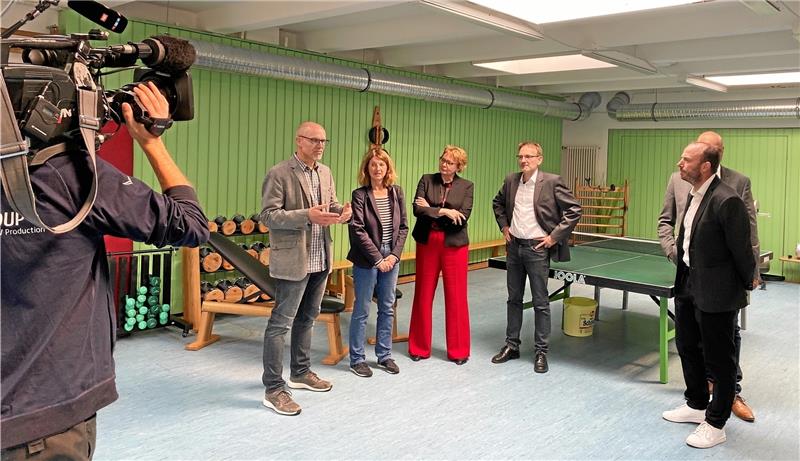 Freiwilligendienst im Oberharz: Ministerin will sich stark machen Niedersachsens Sport- und Innenministerin Daniela Behrens (Mitte) lässt sich von (v.r.) LSB-Vorstand Marco Lutz, Dr. Hendrik Langen, Leiter der Akademie des Sports, Bürgermeisterin Petra Emmerich-Kopatsch und Standortleiter Jürgen Röbbecke die Akademie zeigen. Foto: Nachtweyh