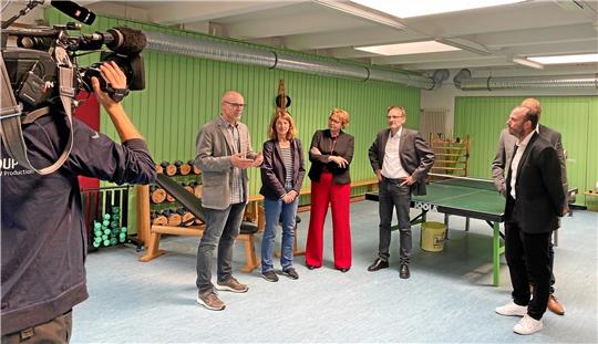 Niedersachsens Sport- und Innenministerin Daniela Behrens (Mitte) lässt sich von (v.r.) LSB-Vorstand Marco Lutz, Dr. Hendrik Langen, Leiter der Akademie des Sports, Bürgermeisterin Petra Emmerich-Kopatsch und Standortleiter Jürgen Röbbecke die Akademie zeigen. Foto: Nachtweyh