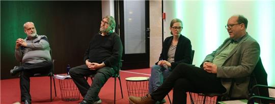 Niedersachsens Umweltminister Christian Meyer (Grüne/r.) diskutiert mit der Grünen-Bundestagsabgeordneten Karoline Otte sowie dem Goslarer Dr. Friedhart Knolle (l.) vom Bund sowie Wolfgang Rackow vom Nabu in Osterode.