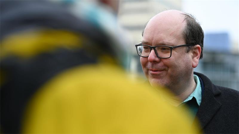 Niedersachsens Umweltminister Meyer spricht vor dem stillgelegten AKW Emsland mit Anti-Atomkraft-Aktivisten. (Archivbild)