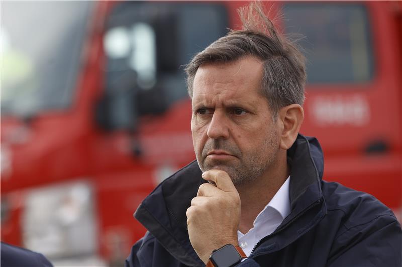 Brocken-Brand: Löschflugzeuge nach Harz-Einsatz zurück in Rom Niedersachsens Umweltminister Olaf Lies (SPD) informiert sich am Wurmberg über den Waldbrand am Brocken. Foto: Matthias Bein/DPA