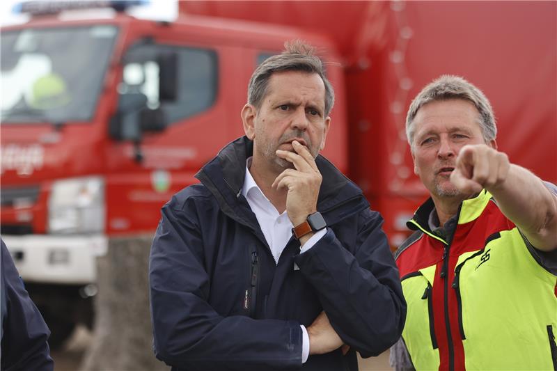 Waldbrand löst Debatte zu Umgang mit Totholz im Nationalpark aus Niedersachsens Umweltminister Olaf Lies (SPD, l) informiert sich am Wurmberg im Gespräch mit dem Leiter des Nationalpark Harz Roland Pietsch über den Waldbrand am Brocken. Foto: Matthias Bein/DPA