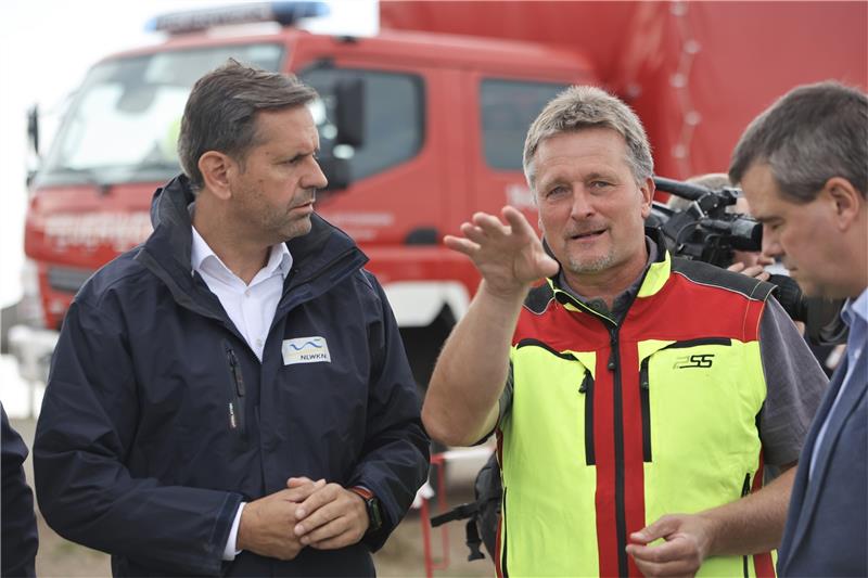 Brockenbrand gelöscht – Diskussion befeuert Niedersachsens Umweltminister Olaf Lies (SPD, l) informiert im Gespräch mit dem Leiter des Nationalpark Harz Roland Pietsch (Bildmitte) über den Waldbrand am Brocken. Rechts im Bild steht Alexander Saipa , Landrat in Goslar. Foto: Bein/dpa