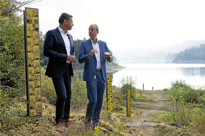 Dürre: Neue Wasserampel soll Ressourcen schonen Niedersachsens Umweltminister Olaf Lies (li.) und Christoph Donner, technischer Geschäftsführer der Harzwasserwerke, stehen bei der Vorstellung einer Wasserampel der Harzwasserwerke an der Sösetalsperre bei Osterode. Foto: Swen Pförtner/dpa