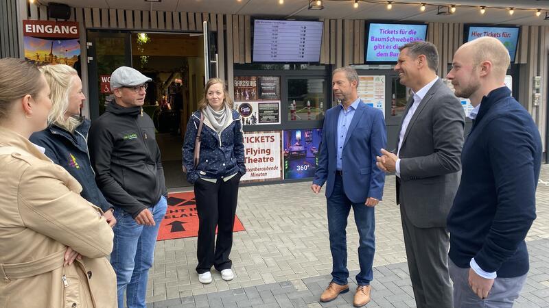 Niedersachsens Wirtschaftsminister Olaf Lies (2.v.r.) macht auf seiner Sommerreise auch in Bad Harzburg Station und wird in aller Frühe vor dem neuen Burgberg-Center am Kurpark vom SPD-Landtagsabgeordneten Christoph Willeke (re.), vom Ersten Stadtrat Andreas Simon (3.v.r) sowie dem Harz-Venture-Unternehmerpaar Eva Rokainen-Kolb und Holger Kolb (2.u.3.v.l.) in Empfang genommen.
