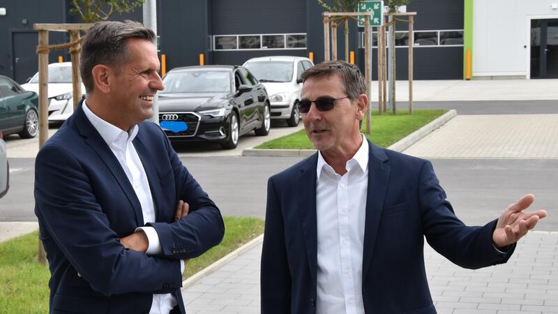 Firma Fest hat neues Zuhause, Minister Lies bringt Geld mit Niedersachsens Wirtschaftsminister Olaf Lies (SPD, l.) lässt sich von Fest-Geschäftsführer Matthias Autenrieth über das neue Firmengelände führen.