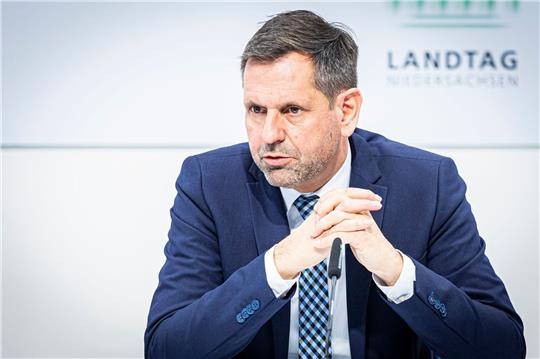 Niedersachsens Wirtschaftsminister Olaf Lies (SPD) spricht bei einer Pressekonferenz.
