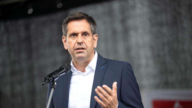 Niedersachsens Wirtschaftsminister Olaf Lies (SPD) will nicht am Elektro-Kurs von VW rütteln. (Archivbild)