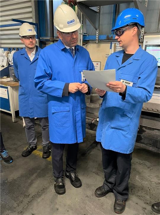 Niedersachsens Wirtschaftsminister Olaf Lies im Gespräch mit einem der Produktionsmitarbeiter bei Chemetall (BASF). Foto: Privat