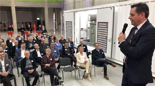 Niedersachsens Wirtschaftsminister Olaf Lies spricht in einer Halle der Firma Fest in Goslar über Herausforderungen der Energiewende.