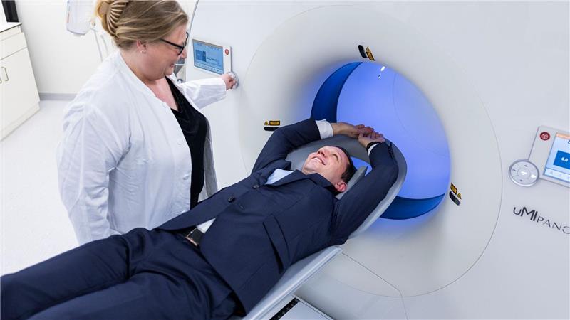 Niedersachsens Wissenschaftsminister Falko Mohrs (SPD) testete das neue Gerät.