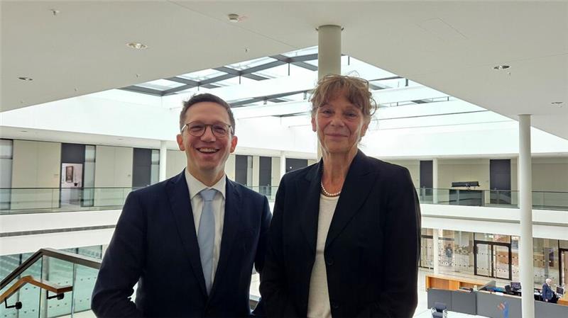 Medizinische Hochschule Hannover bekommt Präsidentin Niedersachsens Wissenschaftsminister Falko Mohrs (SPD) stellte die neue MAI-Präsidentin Denise Hilfiker-Kleiner vor.