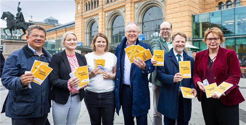 Weil: Demos für Demokratie sind Geschenk für Grundgesetz Niedersächsische Landesregierung verteilt Grundgesetze.
