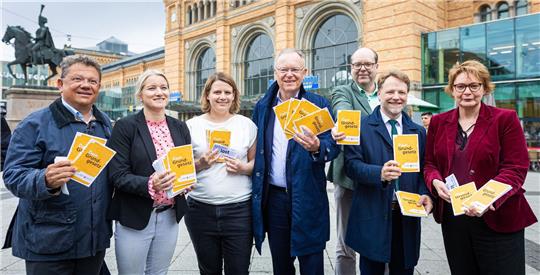 Niedersächsische Landesregierung verteilt Grundgesetze.