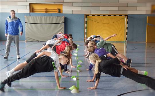 Niels Pfannenschmidt animiert die Schüler der Haupt- und Realschule. Für Fehler sind Sportübungen fällig. Fotos: Neumann