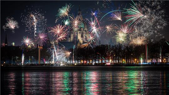 Niemand hat etwas gegen organisierte Feuerwerke an zentralen Plätzen, doch die wilde Böllerei muss untersagt werden, sagt der Präsident der Bundesärztekammer. (Archivfoto)