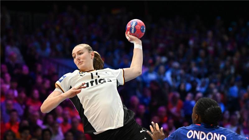 Sensationssieg gegen Frankreich: DHB-Team spielt um WM-Gold Niemand im DHB-Team springt so hoch wie Rückraumspielerin Viola Leuchter.