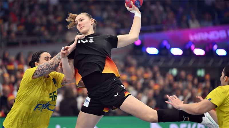 „So gerockt“: Handballerinnen im WM-Halbfinale Niemand im DHB-Team springt so hoch wie Viola Leuchter.