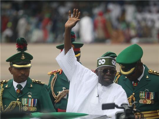 Nigerias neuer Präsident Bola Ahmed Tinubu winkt am 29.05.2023 seinen Anhängern zu, nachdem in Abuja vereidigt wurde.