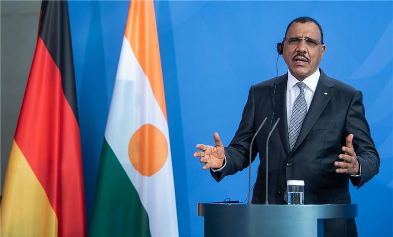 Putschversuch in Niger? - Auswärtiges Amt: Lage unklar Nigers Präsident Mohamed Bazoum bei einem Berlin-Besuch im Juli 2021.