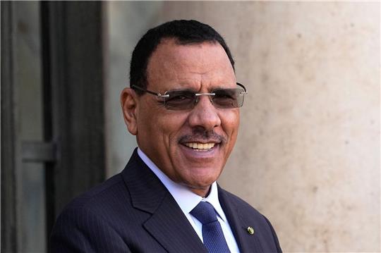 Nigers Präsident Mohamed Bazoum, seine Frau und sein Sohn werden seit dem Putsch im Präsidentenpalast in Nigers Hauptstadt Niamey festgehalten.