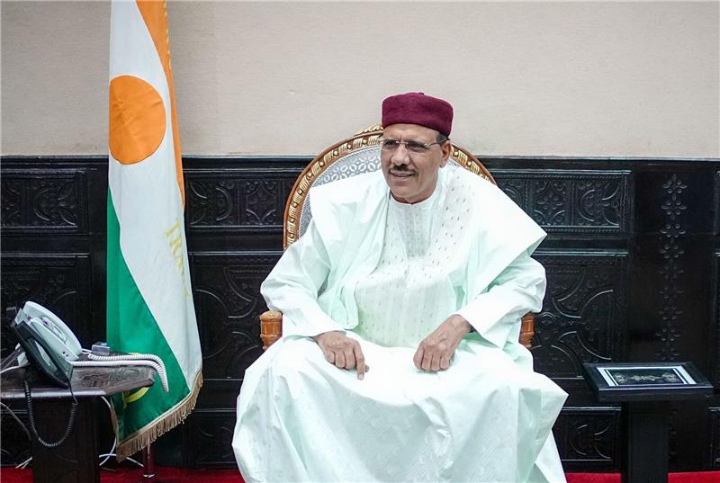 Junta im Niger will Bazoum wegen Hochverrats anklagen Nigers neue Machthaber wollen den gestürzten Präsidenten Mohamed Bazoum wegen Hochverrats anklagen.
