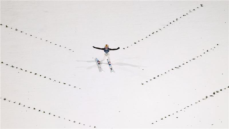 Nika Prevc (Slowenien) in Aktion.