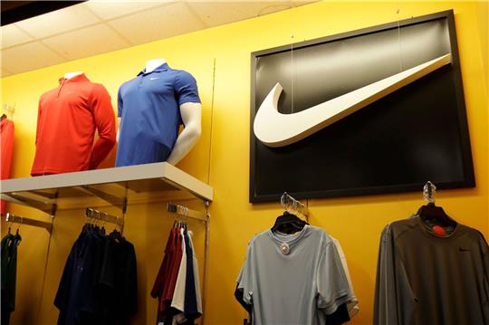Nike ist mit seinen vollen Lagern nicht alleine. Derzeit ächzen viele Händler unter zu viel Ware.