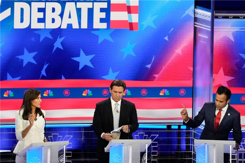 Schrille Republikaner-Debatte - mit Stöckelschuh-Attacke Nikki Haley (l-r), Ron DeSantis und Vivek Ramaswamy sind Präsidentschaftsanwärter.