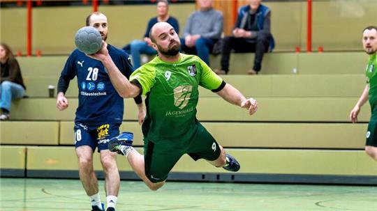 Niklas Ermrich von der HSG Langelsheim/Astfeld trifft beim 32:32 gegen Eintracht Braunschweig neunmal und ist damit erfolgreichster Torschütze seiner Mannschaft.