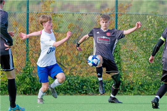 Niklas Hogeback (li.) von der TSG Bad Harzburg kämpft gegen Jan Friedrich von der JSG HöhBernSee um den Ball. Die Harzburger verlieren ihr Heimspiel am Ende gegen cleverere Gäste aus dem Eichsfeld mit 2:4 Toren. Foto: Drechsler