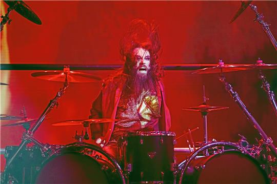 Niklas Kahl auf der Bühne vom ESC-Vorentscheid in Aktion: Mit seiner Band Lord Of The Lost fährt er zum Finale nach Liverpool. Foto: Rolf Vennenbernd/dpa