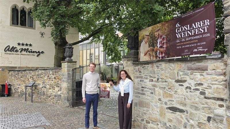 Niklas Kronjäger und Rosemarie Prien von der Geschäftsführung der Alten Münze freuen sich auf das Weinfest.