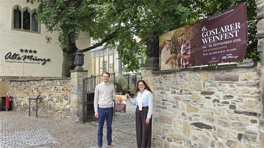 Niklas Kronjäger und Rosemarie Prien von der Geschäftsführung der Alten Münze freuen sich auf das Weinfest.