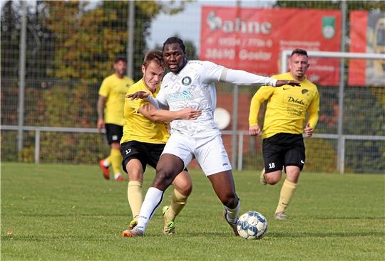 Niklas Pannwitz vom SV Rammelsberg (li.) hält im Hinspiel Talent Mabidi vom VfL Oker fest. Am Ende gewinnt Oker das Derby nach 0:2-Rückstand mit 4:2. Foto: Frank Neuendorf
