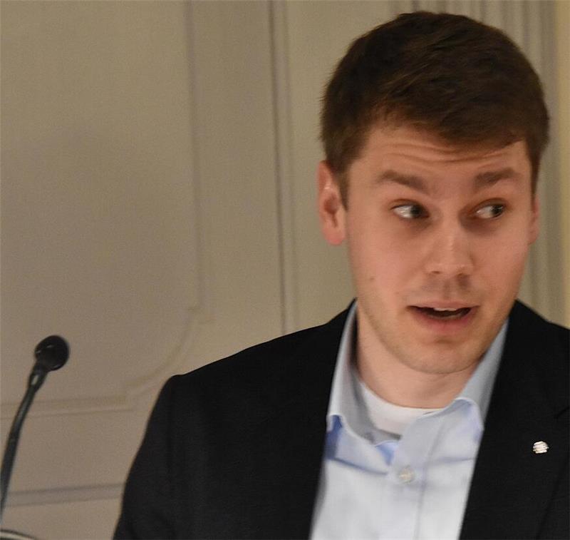 Noch geheim: Diese Goslarer treten für die CDU zur Ratswahl an Mann in schwarzem Sakko und hellblauem Hemd vor Mikrofon stehend