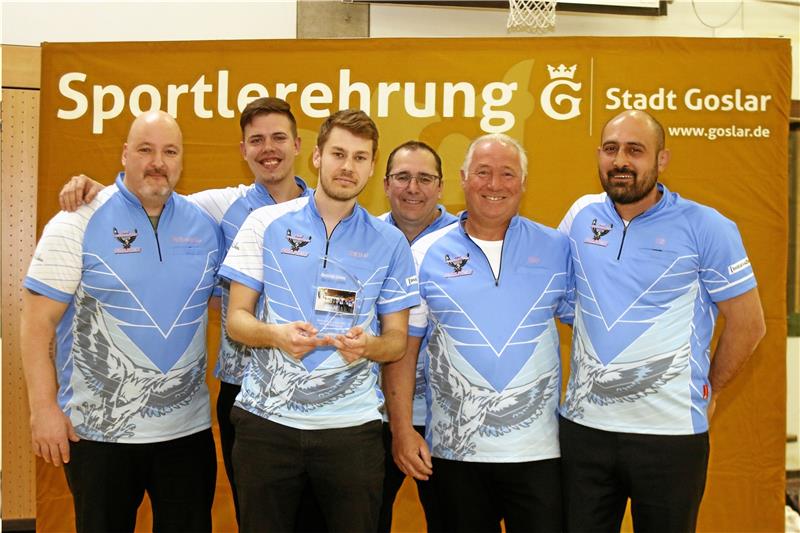 Jolyn Beer, Kevin Valenta und Jerstedter Falken vorn Niklas Prause