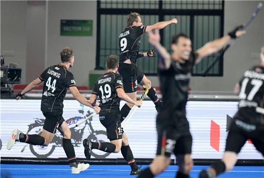 Niklas Wellen (M) jubelt nach seinem Treffer kurz vor Spielende.