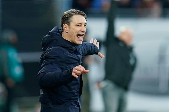 Niko Kovac ruft etwas am Spielfeldrand.