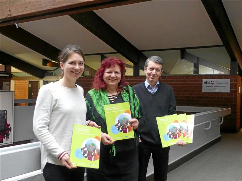 Nikola Eichhorn, Christine Fischer und Dr. Gerald Lange (v. li.) von der VHS präsentieren ihr neues Programmheft.  Fotos: Römhild