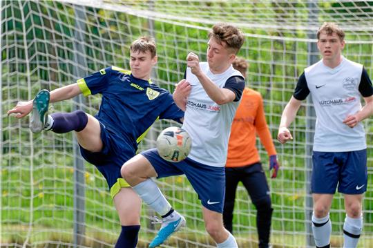 Nikolas Zink (l.) sichert in Schöningen mit einem Treffer vor der Pause und einem Hattrick in der zweiten Halbzeit den Klassenerhalt der A-Junioren der JSG Goslar in der Landesliga.  Foto: Drechsler