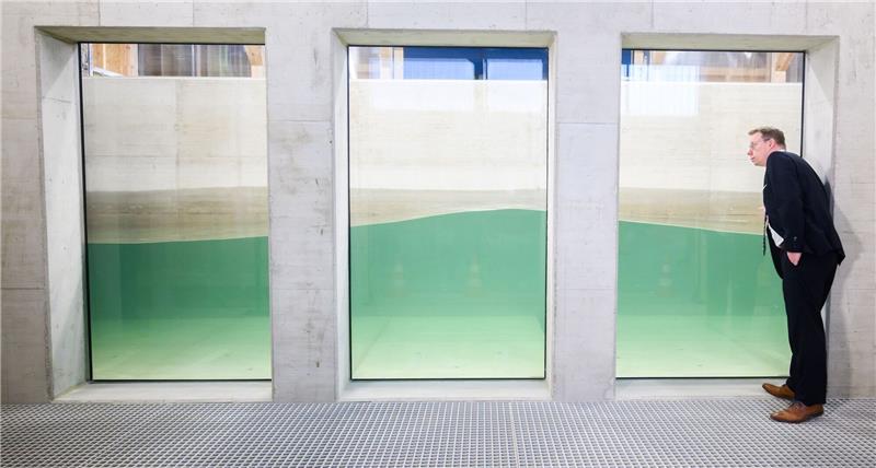 Salzwasser-Wellen-Strömungskanal für Forschung eröffnet Nils Goseberg, Professor am Leichtweiß-Institut für Wasserbau der Technischen Universität (TU) Braunschweig, steht am neuen Salzwasser-Wellen-Strömungskanal.