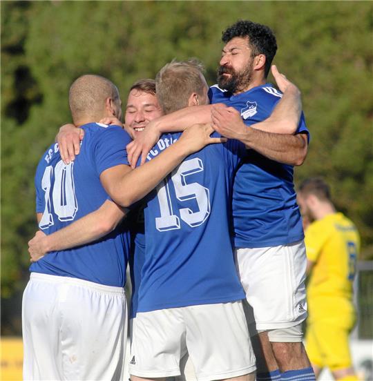 Nils Hainke (Nummer 15) trifft zum zwischenzeitlichen 2:0 für den FC Othfresen. Claudio Russo (li.) und Murat Sevim (re.) freuen sich mit ihm. Foto: Gietemann