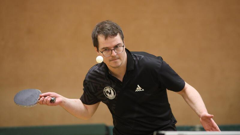 Nils Hanke vom SV Hahndorf gewinnt genauso wie Mitspieler Ronny Engel seine beiden Einzel gegen den VfL Oker II. Damit sichern die beiden für den 9:6-Sieg vier wichtige Punkte.