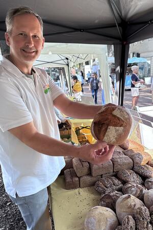 Nils Müller von der Harzbrot eG mit einem Klosterbierbrot.