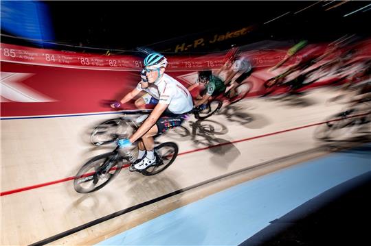 Nils Politt aus Deutschland fährt bei der Finaljagd der 56. Bremer Sixdays.