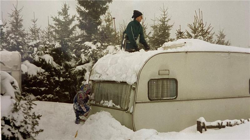 Campingplatz Prahljust: Wenn Menschen ihr Zuhause abreißen müssen Nils steht Ende der 1980er an seinem Wohnwagen. Es liegt viel Schnee. Ebenfalls auf dem Bild ist sein Sohn zu sehen.