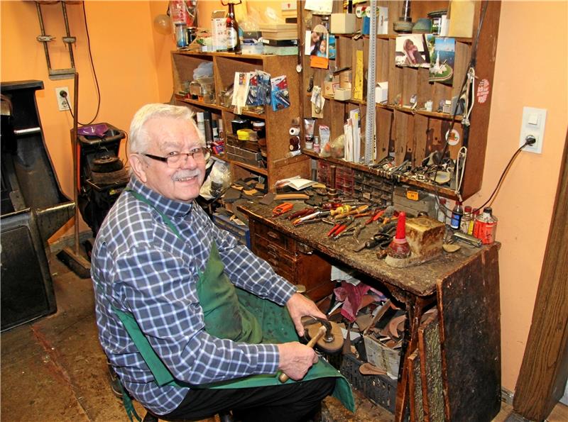 Nimmt Abschied von seinem Handwerk: Wolfgang Brandt beim Besohlen eines Schuhs. Foto: Hohaus