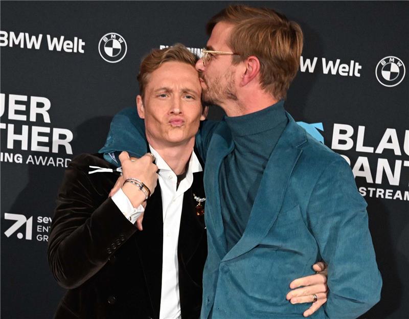 Winterscheidt verliert Moderationsjob an Schweighöfer Nimmt Joko Winterscheidt (r) für eine Sendung den Moderationsjob ab: Schauspieler Matthias Schweighöfer.